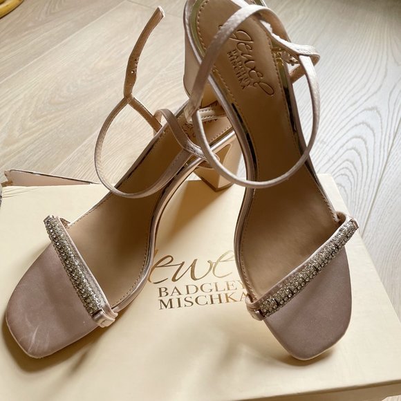 Brand New Badgley Mischka Charlee Champagne Satin - Picture 4 of 15
